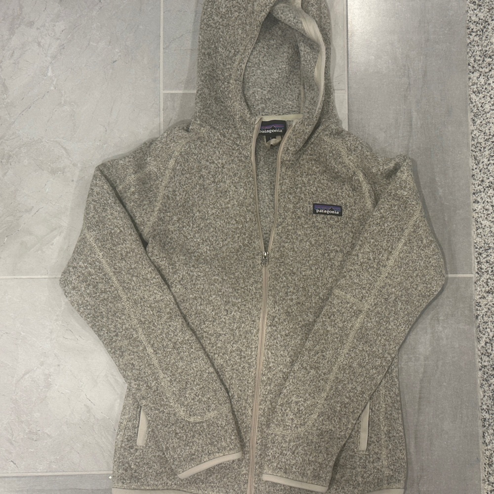 Patagonia Women's cream/oatmeal colored zip up.
